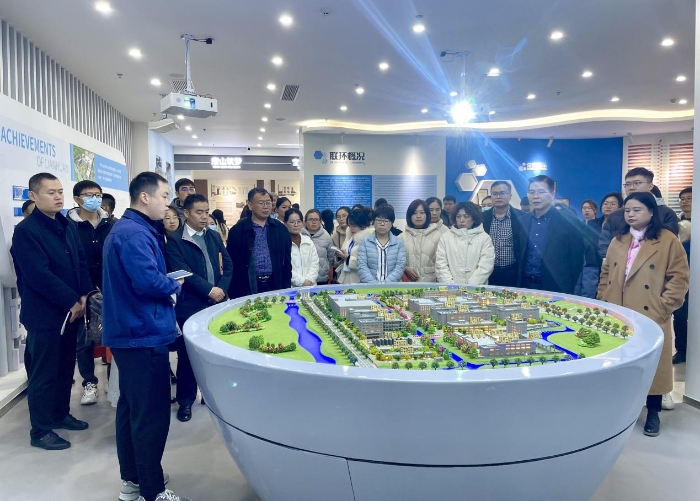 圖為參訓(xùn)人員在江蘇省制藥企業(yè)實(shí)地參觀學(xué)習(xí)。樊兆虎 攝
