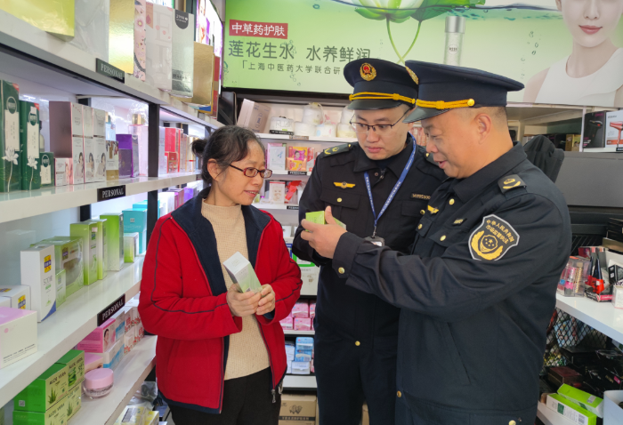 圖為11月29日，該局執(zhí)法人員在一家化妝品專賣店檢查產(chǎn)品標(biāo)簽。