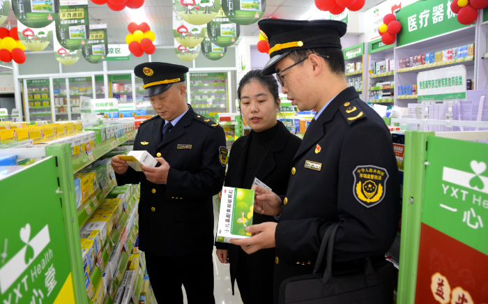 圖為11月29日，該局執(zhí)法人員在一家藥店檢查兒童藥品質(zhì)量。