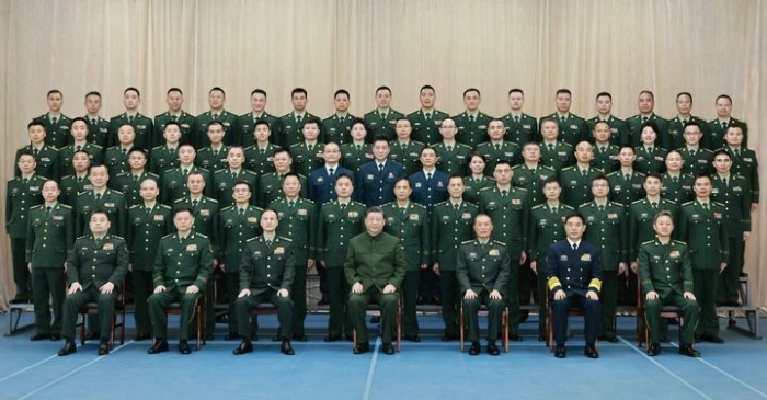 11月29日，中共中央總書記、國家主席、中央軍委主席習(xí)近平到武警海警總隊(duì)東海海區(qū)指揮部視察。這是習(xí)近平親切接見東海海區(qū)指揮部有關(guān)同志，同大家合影留念。新華社記者 李剛 攝