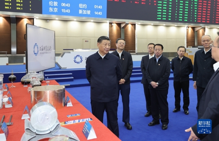 11月28日至12月2日，中共中央總書記、國家主席、中央軍委主席習近平在上?？疾?。這是11月28日下午，習近平在上海期貨交易所考察。新華社記者 王曄 攝1