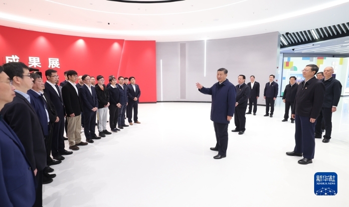 11月28日至12月2日，中共中央總書記、國家主席、中央軍委主席習近平在上?？疾?。這是11月28日下午，習近平在浦東新區(qū)張江科學城參觀上?？萍紕?chuàng)新成果展時，同科研人員代表親切交流。新華社記者 鞠鵬 攝
