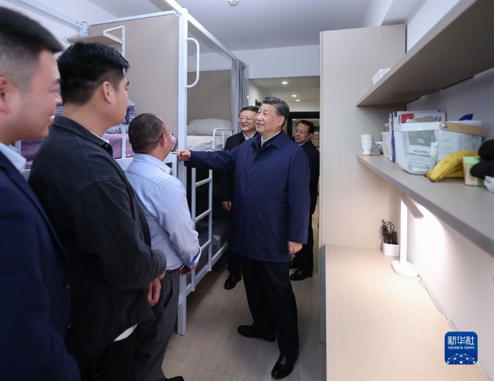 11月28日至12月2日，中共中央總書記、國家主席、中央軍委主席習近平在上海考察。這是11月29日下午，習近平在閔行區(qū)新時代城市建設者管理者之家考察時，在社區(qū)宿舍型出租房源租戶的住房，了解在此居住的城市一線工作者的生活狀況。新華社記者 鞠鵬 攝