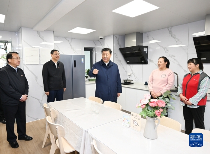 11月28日至12月2日，中共中央總書記、國家主席、中央軍委主席習近平在上?？疾臁＿@是11月29日下午，習近平在閔行區(qū)新時代城市建設者管理者之家公共廚房考察。新華社記者 謝環(huán)馳 攝