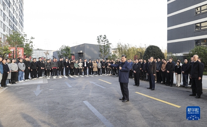 11月28日至12月2日，中共中央總書記、國家主席、中央軍委主席習近平在上?？疾?。這是11月29日下午，習近平在閔行區(qū)新時代城市建設者管理者之家，同社區(qū)居民親切交流。新華社記者 王曄 攝
