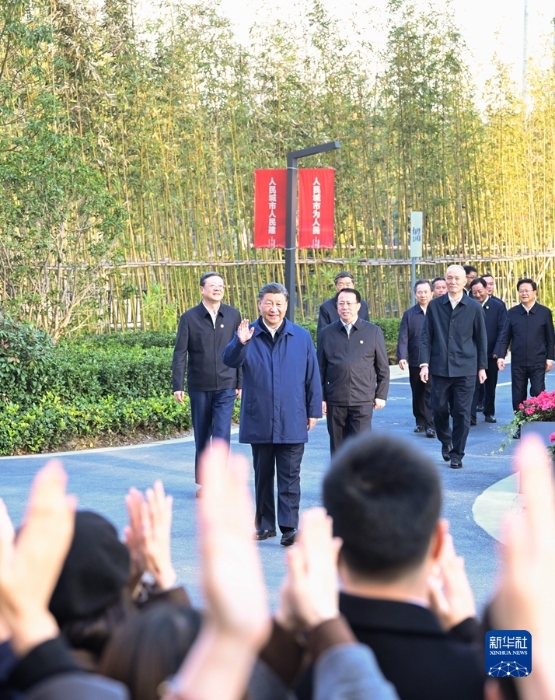 11月28日至12月2日，中共中央總書記、國家主席、中央軍委主席習近平在上?？疾?。這是11月29日下午，習近平在閔行區(qū)新時代城市建設者管理者之家，向社區(qū)居民揮手致意。新華社記者 申宏 攝