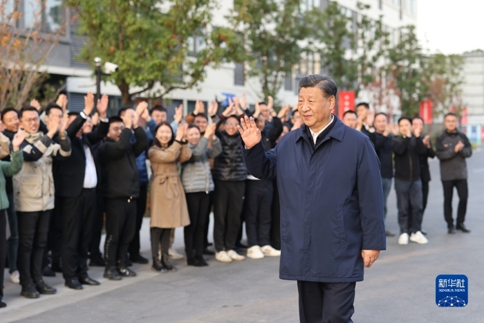 11月28日至12月2日，中共中央總書記、國家主席、中央軍委主席習近平在上?？疾臁＿@是11月29日下午，習近平在閔行區(qū)新時代城市建設者管理者之家，向社區(qū)居民揮手致意。新華社記者 王曄 攝
