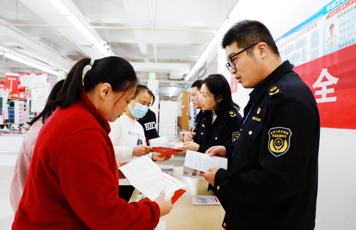 圖為工作人員現(xiàn)場解答藥品安全相關(guān)問題。