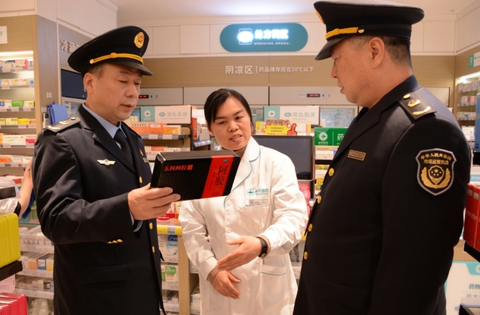 圖為12月5日，執(zhí)法人員在一家藥品經(jīng)營企業(yè)檢查補益藥