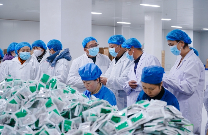 圖為社區(qū)群眾代表、藥品從業(yè)人員在甘肅河西制藥有限責(zé)任公司參觀藥品包裝環(huán)節(jié)。