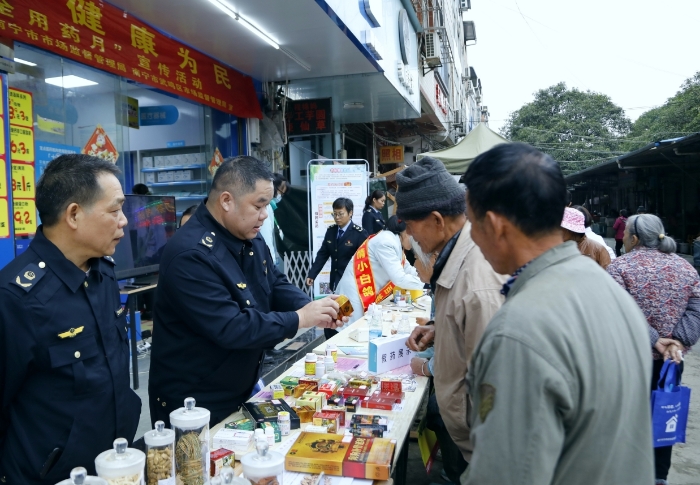 市場監(jiān)管部門工作人員向公眾介紹如何識別假冒偽劣藥品。（何正君 攝）