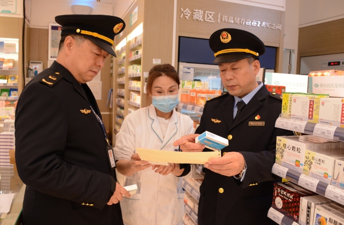 圖為執(zhí)法人員在一家藥品經營企業(yè)檢查抗病毒藥品的購進情況。