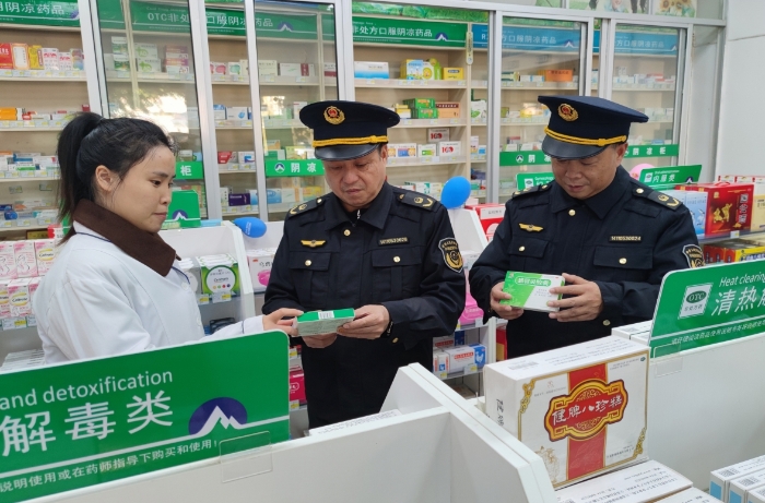 圖為執(zhí)法人員在藥店檢查抗病毒類(lèi)藥品質(zhì)量情況。