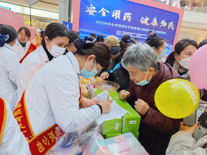 圖為定點(diǎn)回收單位工作人員在登記群眾交納的家庭過(guò)期藥品。（單曉彤 攝）