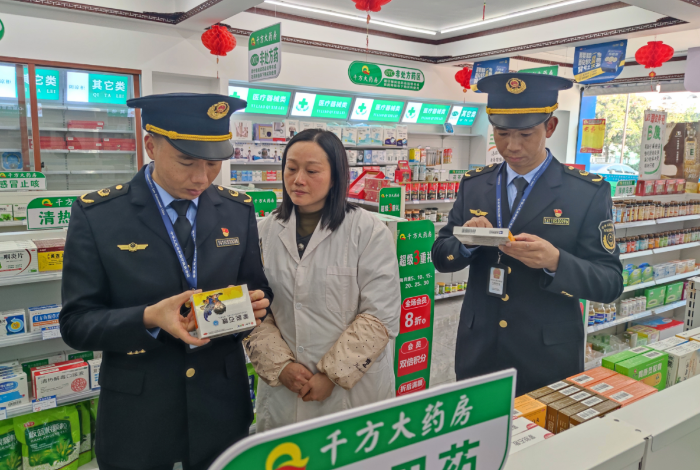 圖為1月5日，該局執(zhí)法人員在一家零售藥店宣貫《管理辦法》及檢查藥品質(zhì)量。