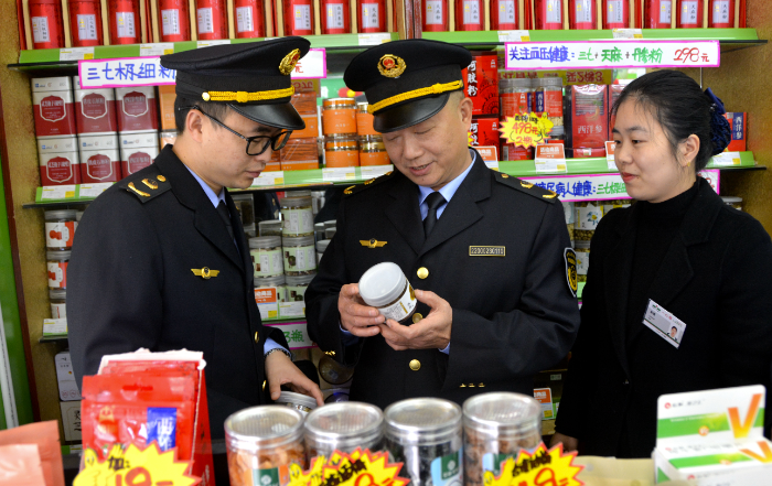 圖為1月8日，該局馬鞍街道市場監(jiān)管所執(zhí)法人員在一家藥店檢查中藥飲片質(zhì)量。