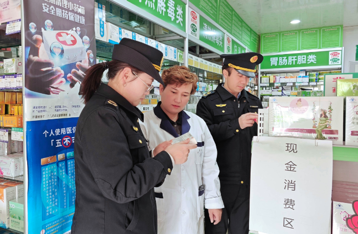 圖為該局執(zhí)法人員在一家藥店檢查。