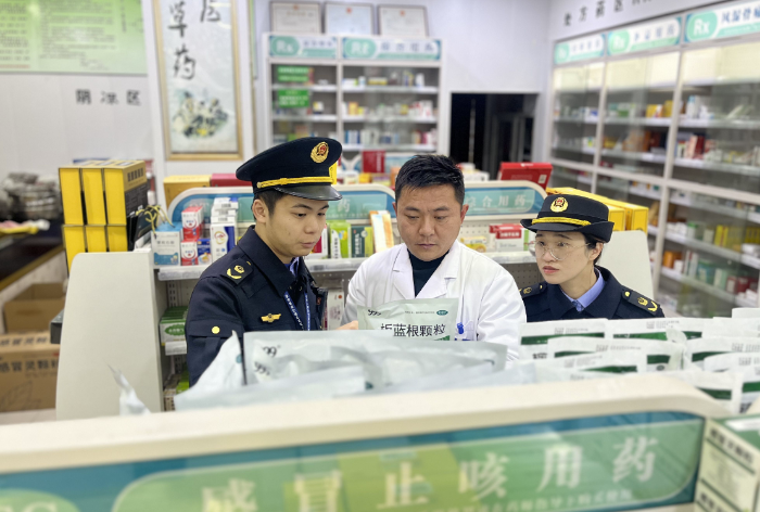 圖為該局執(zhí)法人員在一家藥店內檢查感冒用藥。