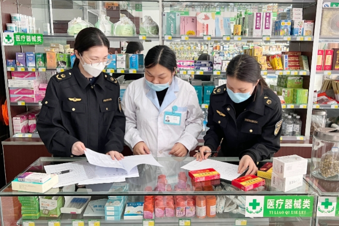 圖為該局監(jiān)管人員在一家藥店檢查藥品、醫(yī)療器械進(jìn)銷存數(shù)據(jù)及票據(jù)情況。