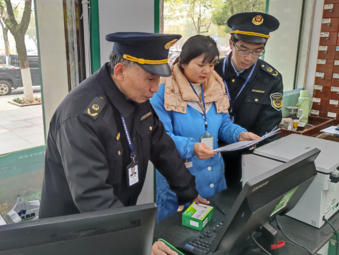 圖為1月17日，該局執(zhí)法人員在一家藥店檢查網(wǎng)絡(luò)藥品銷售行為是否規(guī)范。