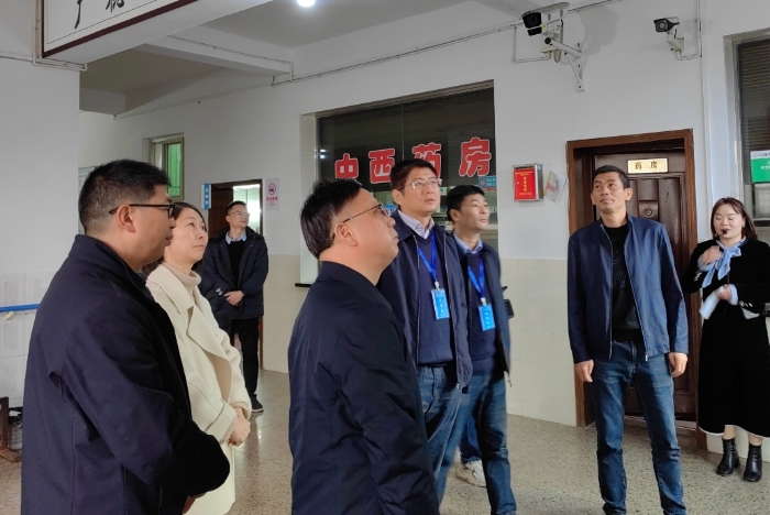 圖為覃永忠（中）在仁義衛(wèi)生院考察。