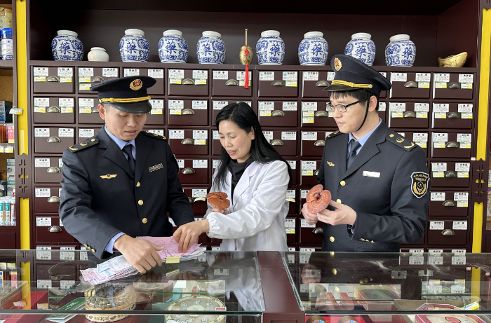 圖為該局監(jiān)管人員在一家藥品零售企業(yè)檢查滋補類中藥飲片進貨臺帳及儲存情況。