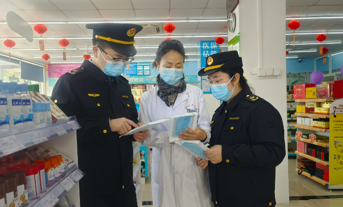 圖為該局執(zhí)法人員在一家藥店對醫(yī)療器械用品開展檢查。