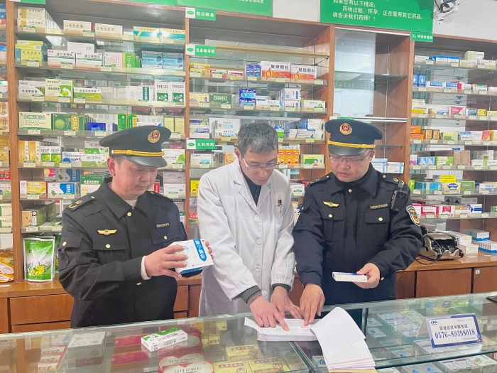 圖為該局執(zhí)法人員在一家農(nóng)村藥店核查藥品購(gòu)進(jìn)票據(jù)和庫(kù)存等情況。