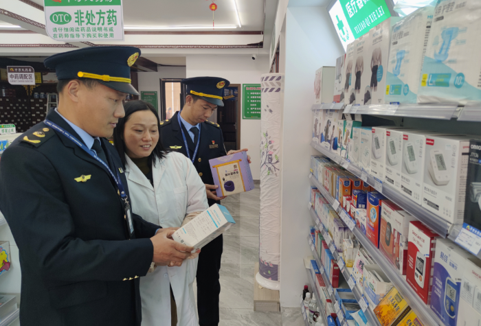 圖為1月29日，該局執(zhí)法人員在一家醫(yī)療器械經(jīng)營企業(yè)檢查電子血壓計(jì)質(zhì)量。