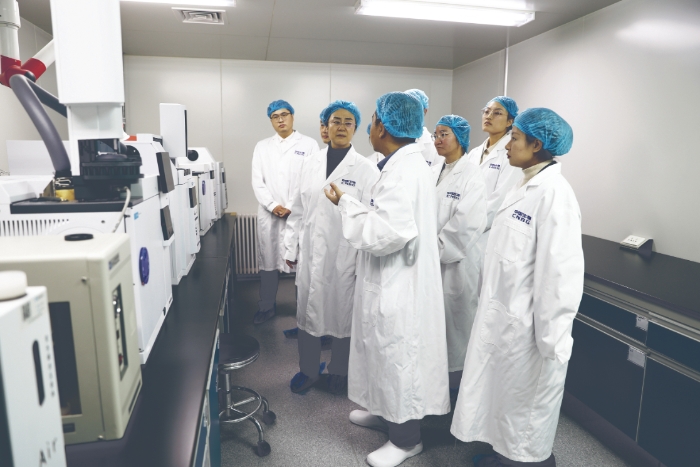 圖為吉林省疫苗檢查中心檢查員在疫苗企業(yè)檢查指導(dǎo)工作。