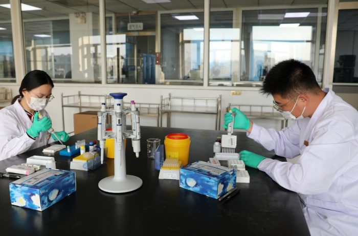 圖為檢驗人員對企業(yè)送檢藥品應(yīng)急檢驗。