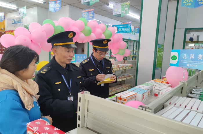 圖為執(zhí)法人員在零售藥店檢查兒童藥品。