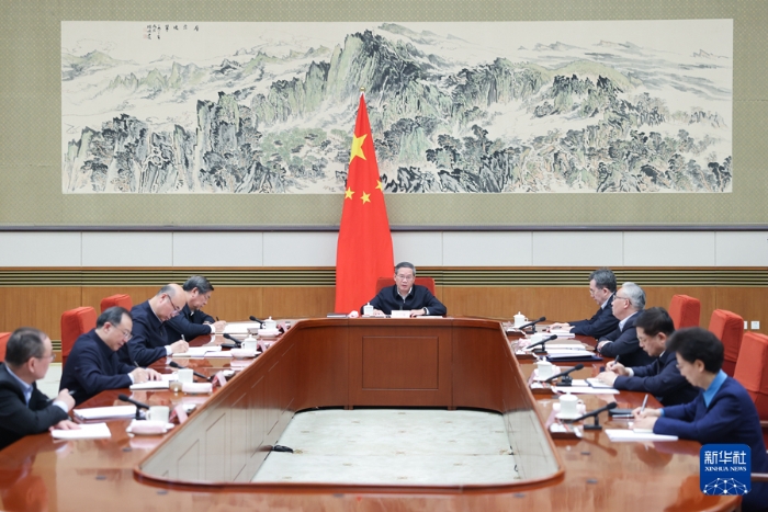 2月26日下午，國務(wù)院以“建立健全公平競爭制度，加快完善全國統(tǒng)一大市場基礎(chǔ)制度規(guī)則”為主題，進(jìn)行第六次專題學(xué)習(xí)。國務(wù)院總理李強(qiáng)主持學(xué)習(xí)。新華社記者 劉彬 攝