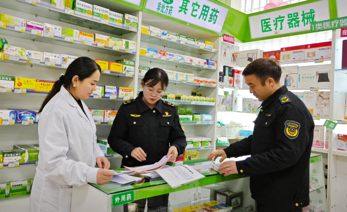 圖為該局執(zhí)法人員在一家藥店檢查網(wǎng)絡(luò)藥品銷售相關(guān)備案資料。