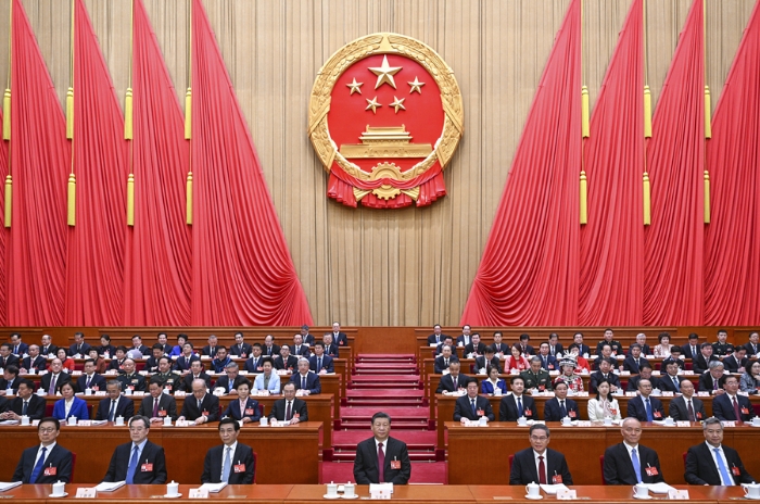 3月5日，第十四屆全國(guó)人民代表大會(huì)第二次會(huì)議在北京人民大會(huì)堂開(kāi)幕。黨和國(guó)家領(lǐng)導(dǎo)人習(xí)近平、李強(qiáng)、王滬寧、蔡奇、丁薛祥、李希、韓正等出席大會(huì)。新華社記者 李學(xué)仁 攝