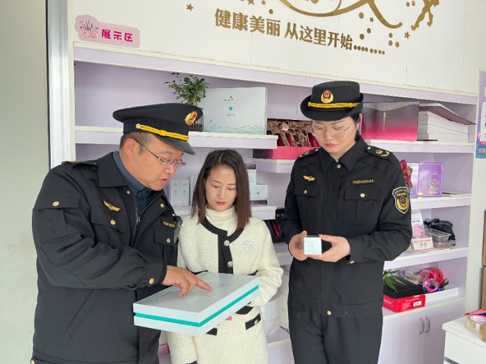 圖為該局執(zhí)法人員在一家化妝品專賣店檢查化妝品外包裝標(biāo)簽是否符合規(guī)定。
