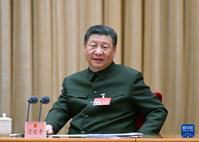 3月7日下午，中共中央總書記、國家主席、中央軍委主席習(xí)近平出席十四屆全國人大二次會(huì)議解放軍和武警部隊(duì)代表團(tuán)全體會(huì)議并發(fā)表重要講話。新華社記者 李剛 攝