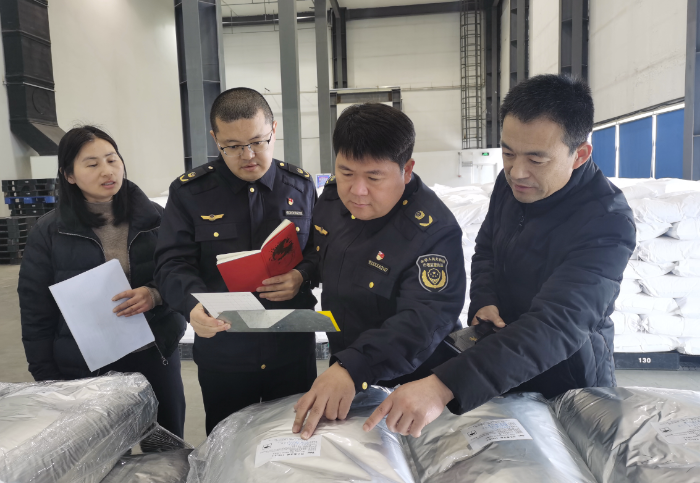 圖為該局執(zhí)法人員在一家藥品生產(chǎn)企業(yè)檢查藥品原料質(zhì)量。