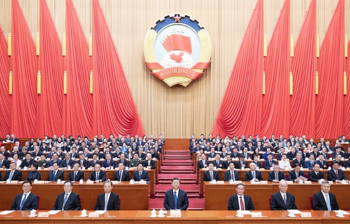3月10日上午，中國人民政治協(xié)商會議第十四屆全國委員會第二次會議在北京人民大會堂閉幕。這是習(xí)近平、李強(qiáng)、趙樂際、蔡奇、丁薛祥、李希、韓正在主席臺就座。新華社記者 黃敬文 攝