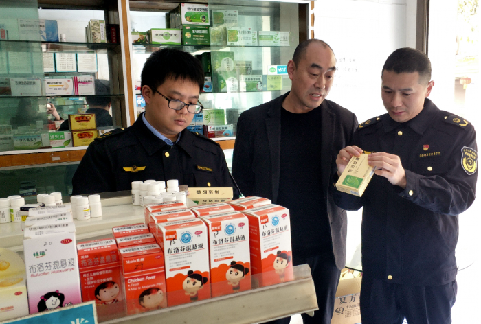 圖為執(zhí)法人員在大木森林公園景區(qū)一家便民藥房檢查藥品質(zhì)量。