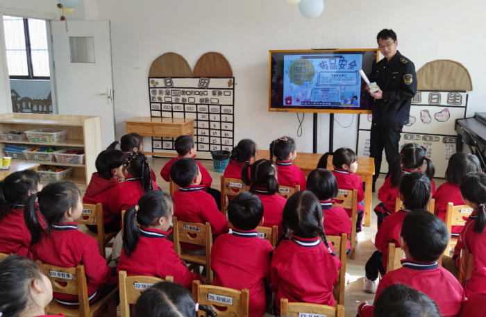 圖為3月11日，該局工作人員給幼兒園小朋友講解藥品安全知識。