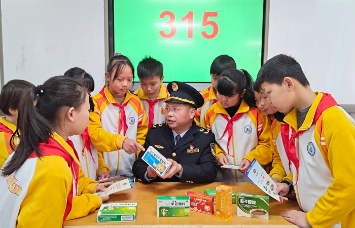 圖為3月13日，該局工作人員為小學(xué)生講解安全用藥知識(shí)。