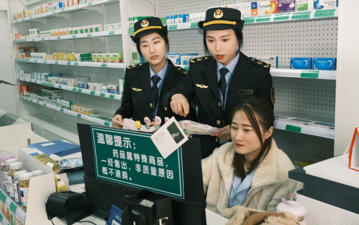 圖為3月15日，該局執(zhí)法人員在一家藥店對網(wǎng)絡(luò)銷售藥品情況進行檢查。