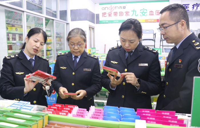 圖為該局執(zhí)法人員深入轄區(qū)藥店進(jìn)行抽查。