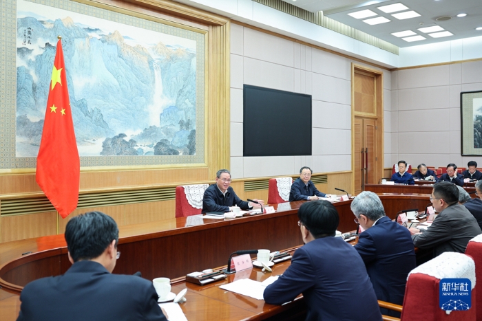 4月8日下午，中共中央政治局常委、國務(wù)院總理李強在北京主持召開經(jīng)濟形勢專家和企業(yè)家座談會，聽取對當前經(jīng)濟形勢和下一步經(jīng)濟工作的意見建議。新華社記者 劉彬 攝