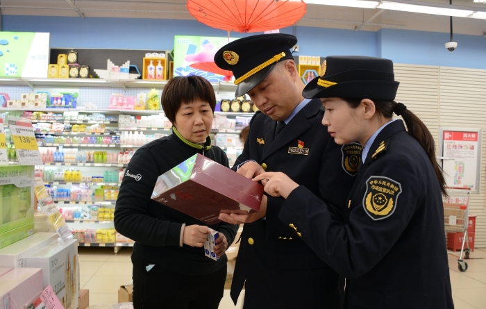 圖為執(zhí)法人員在一家化妝品店進(jìn)行檢查。