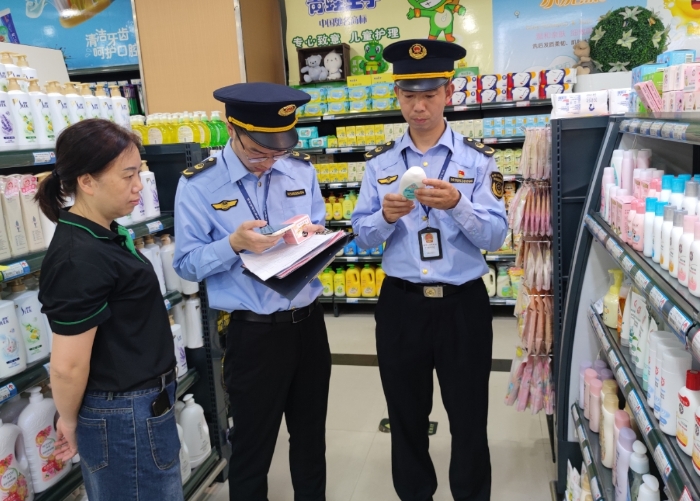 圖為執(zhí)法人員在一家超市檢查兒童化妝品標(biāo)簽標(biāo)識(shí)。