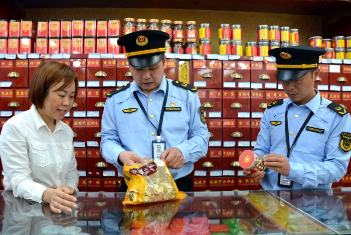 圖為4月17日，執(zhí)法人員在一家藥店現(xiàn)場核查中藥飲片是否存在蟲蛀、霉變等質量問題。