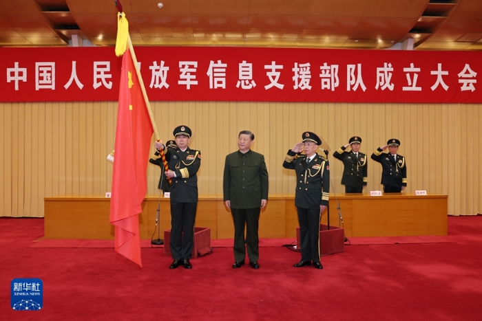 4月19日，中國人民解放軍信息支援部隊成立大會在北京八一大樓隆重舉行。中共中央總書記、國家主席、中央軍委主席習近平向信息支援部隊授予軍旗并致訓詞。這是習近平將軍旗授予信息支援部隊司令員畢毅、政治委員李偉。新華社記者 李剛 攝