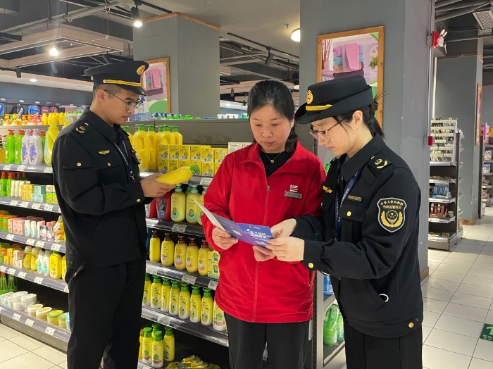 圖為執(zhí)法人員對在售的兒童化妝品進(jìn)行檢查。